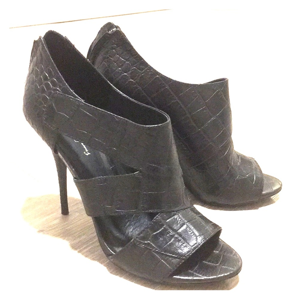 Elizabeth and James Heels Size 8